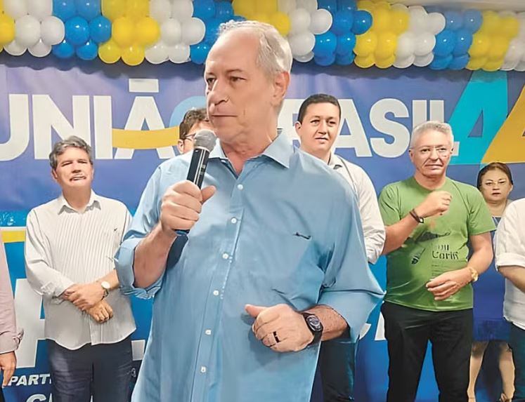 Ciro Gomes em convenção do União, em Crato, com antigos adversários 