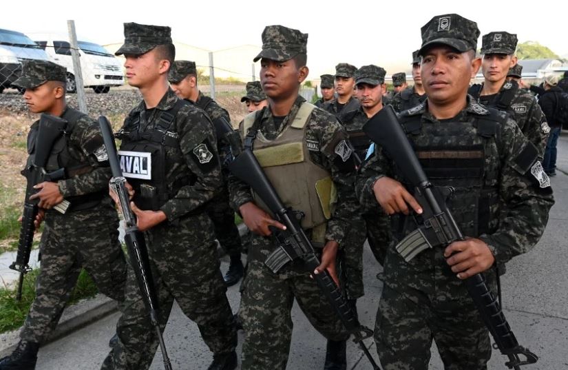 Exército marchando em Honduras durante estado de exceção