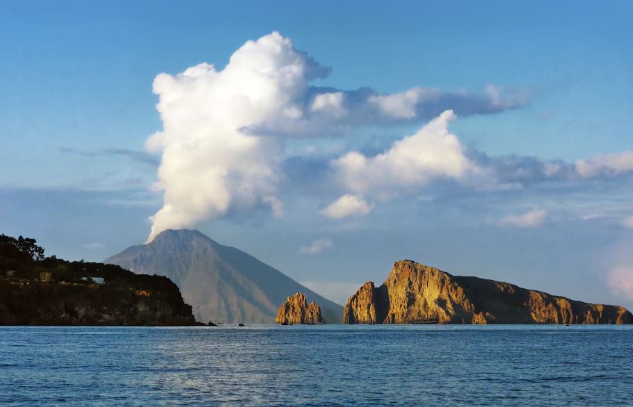 Vulcão Stromboli, localizado na ilha de mesmo nome, no sul da Itália, tem 927 metros e está em atividade contínua, mas de baixa intensidade. 