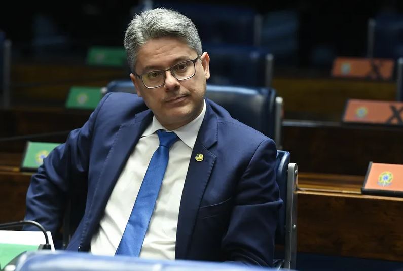 Antes pré-candidato pelo Cidadania, o senador Alessandro Vieira saiu da corrida presidencial ao deixar o partido, por divergências com a direção da legenda. Ele se filiou ao PSDB e deve concorrer ao governo de Sergipe 