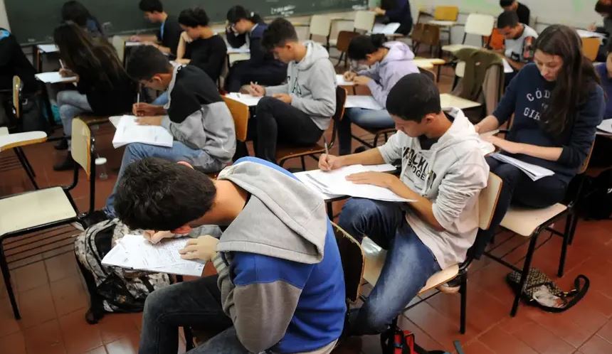 Alunos de ensino médio fazem prova simulada do Enem