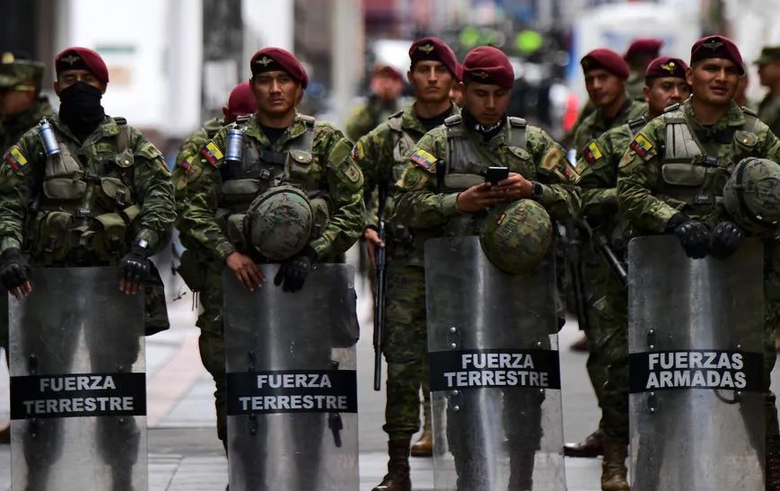 Forças de segurança observam protesto em Quito