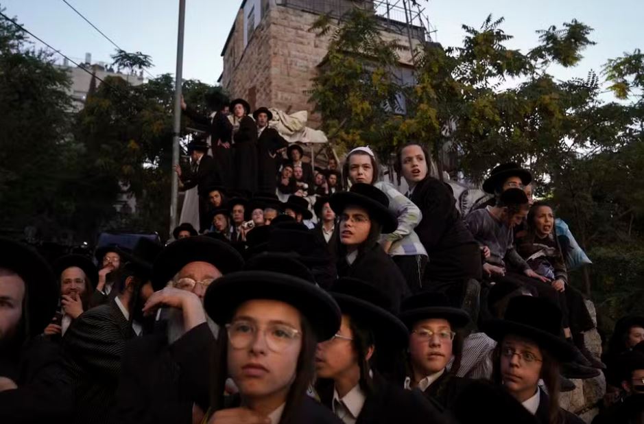 Homens ultraortodoxos protestam contra resulução da Suprema Corte de Israel que ordenou a inclusão de religiosos no serviço militar obrigatório, em Jerusalám, em 30 de junho de 2024 