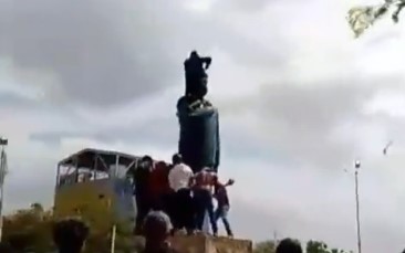 Imagens registraram momentos antes, quando o monumento foi cercado por manifestantes, que tentavam derrubá-lo.