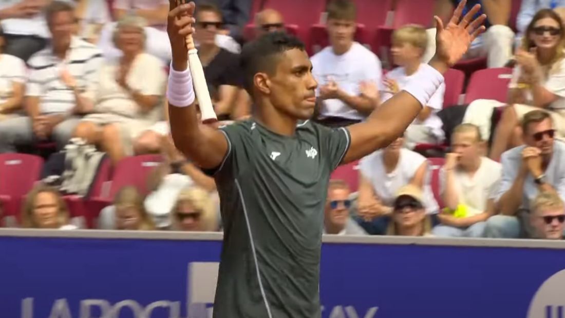 Thiago Monteiro celebra vitória em cima de Casper Ruud