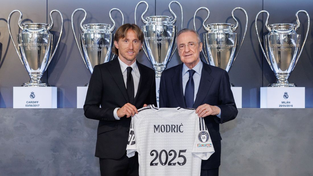 Luka Modric ao lado do presidente do Real Madrid, Florentino Pérez