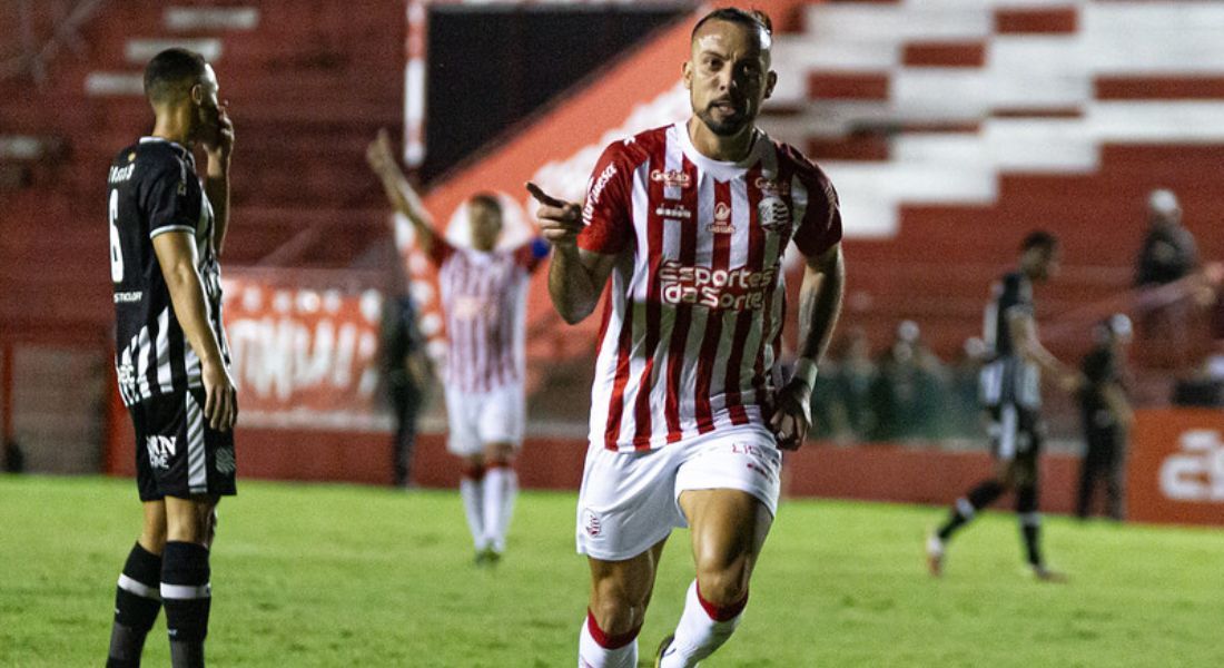 Paulo Sérgio comemora gol marcado contra o Figueirense