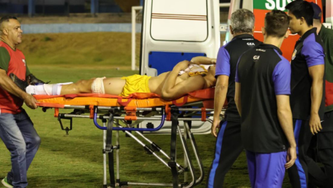 Goleiro do Grêmio Anápolis é socorrido após levar tiro de policial militar