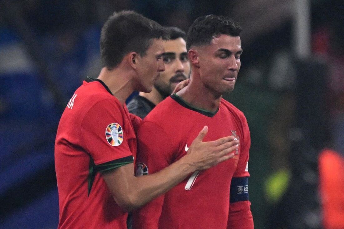 Cristiano Ronaldo é consolado pelos companheiros, após perder pênalti contra Eslovênia