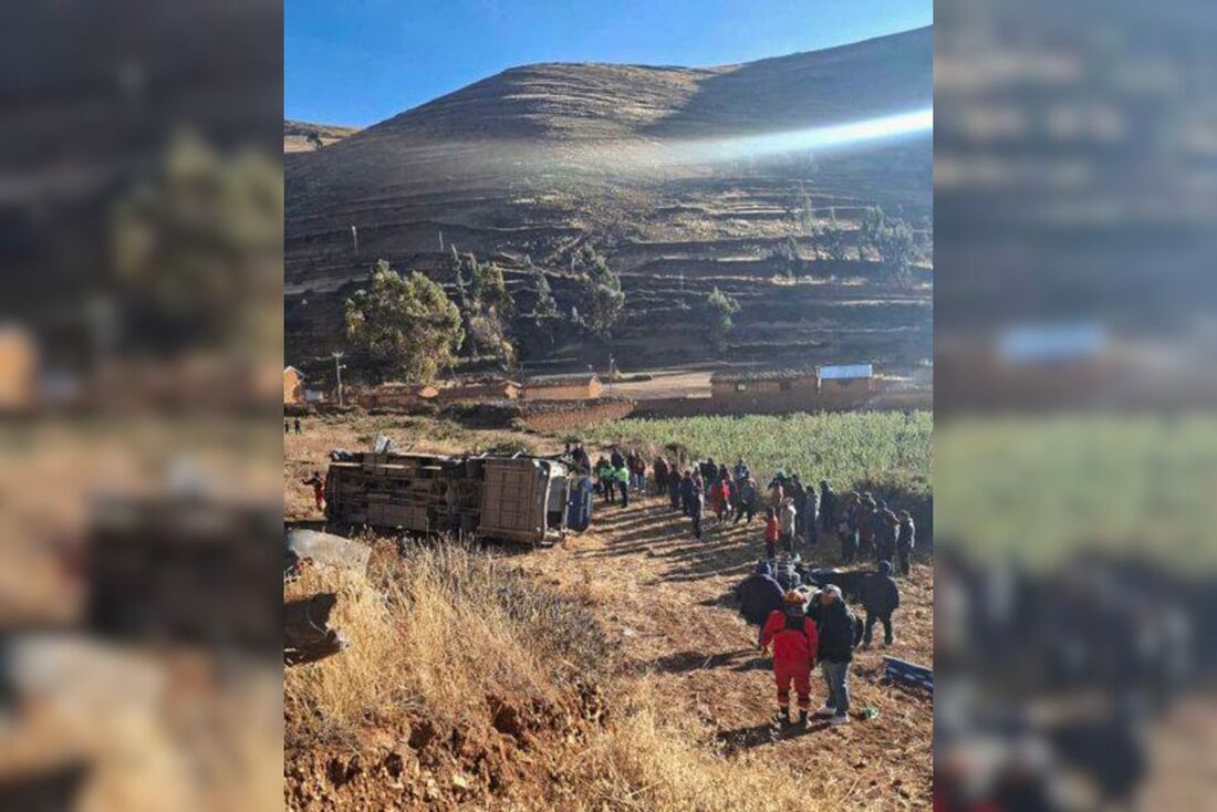 Ministério Público do Peru mostra os destroços de um ônibus que rolou em direção a um precipício de cerca de 200 metros na região andina de Junin, Peru