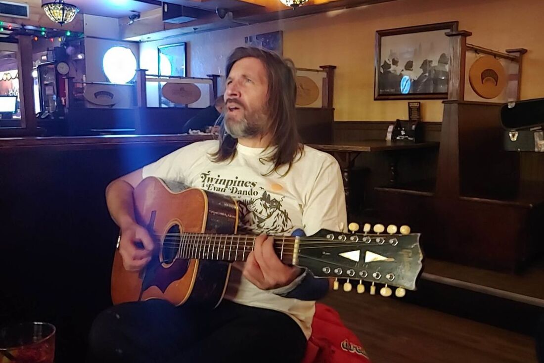 Evan Dando, de 55 anos, é um dos maiores nomes do rock alternativo dos anos 1990, à frente do grupo Lemonheads