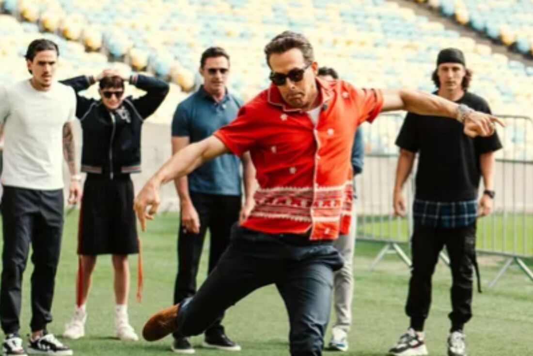  Ryan Reynolds e Hugh Jackman visitaram o Maracanã na companhia dos jogadores do Flamengo David Luiz e Pedro 