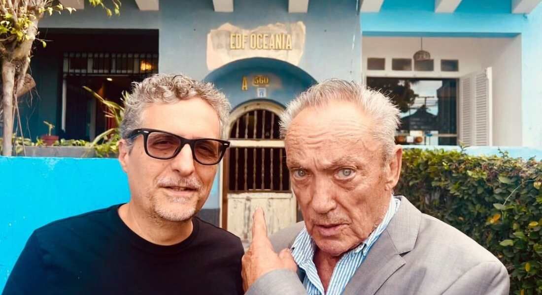 Kleber Mendonça Filho publico foto com Udo Kier no Recife