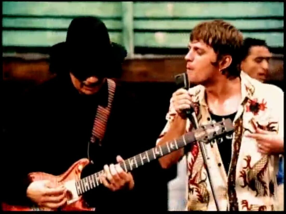 O guitarrista Carlos Santana e Rob Thomas no clipe de "Smooth"