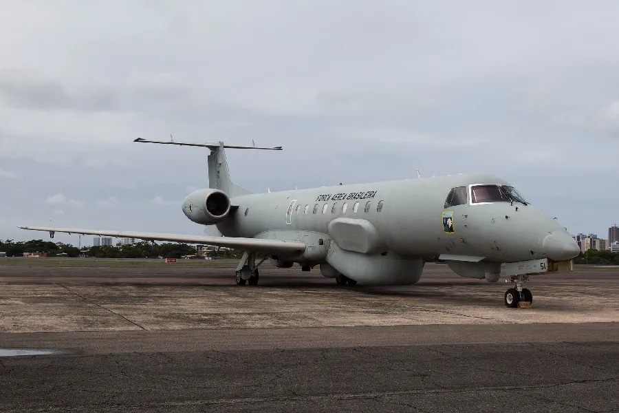 Aeronave da FAB estacionada na Base Aérea do Recife 