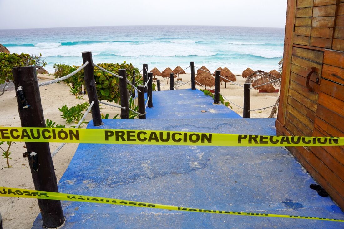 Acesso a uma praia permanece fechado antes da chegada do furacão Beryl em Cancún, no México