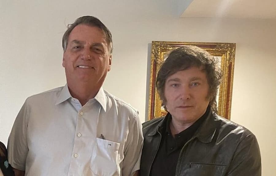 Ex-presidente Jair Bolsonaro ao lado do presidente eleito da Argentina, Javier Milei 