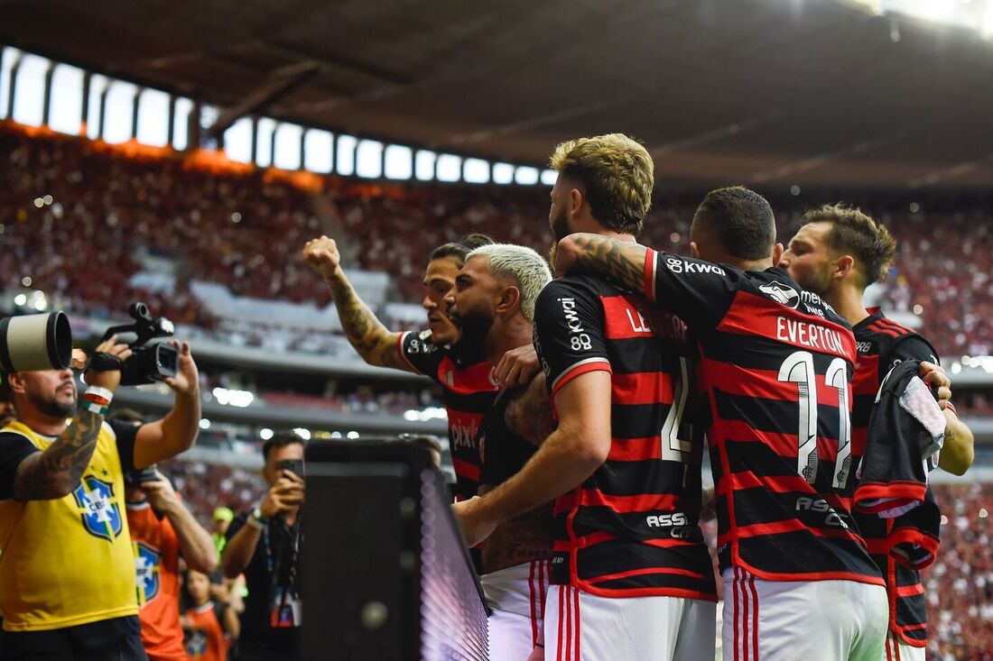 Flamengo vence Criciúma com pênalti polêmico