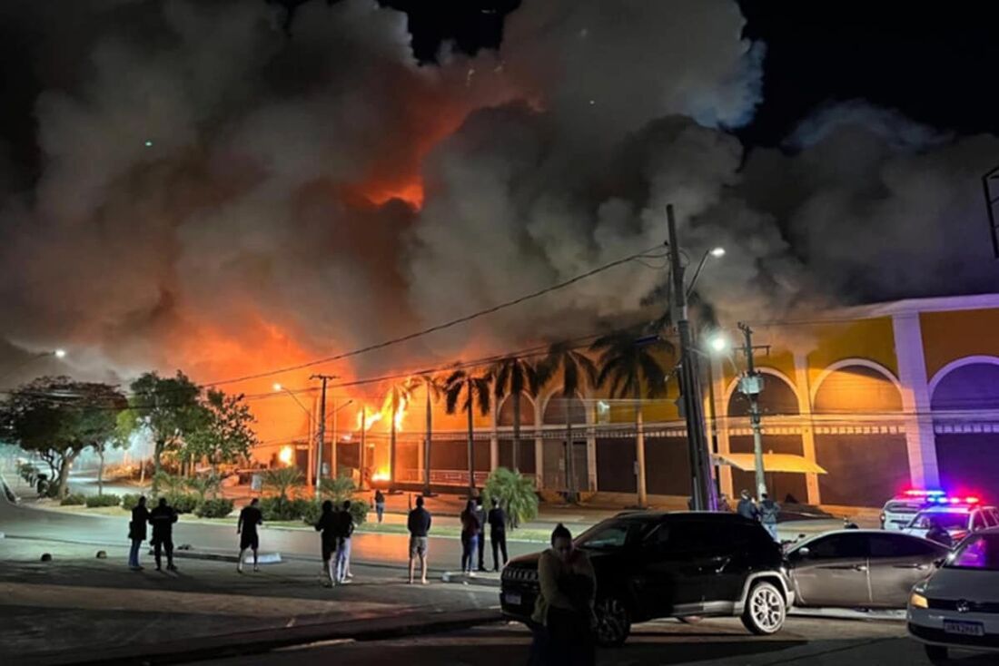 Um incêndio de grandes proporções destruiu o Shopping Popular de Cuiabá, na capital de Mato Grosso