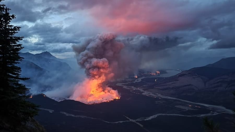 Parque Nacional de Jasper, no Canadá, é evacuado por grande incêndio florestal