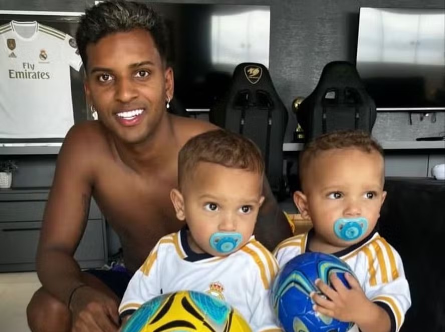 Rodrygo com os gêmeos Ravy e Rayan 