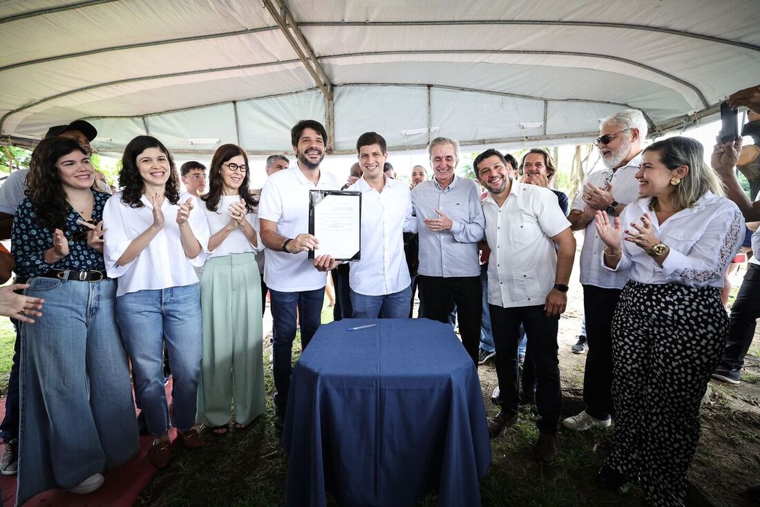 Praça foi entregue nesta sexta-feira