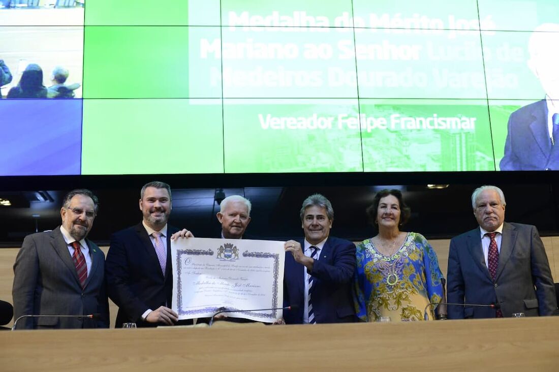 Entrega da Medalha do Mérito José Mariano ao Sr. Lucilo de Medeiros Dourado Varejão, na Câmara Municipal do Recife. 