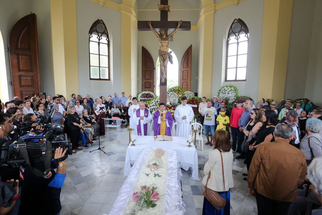 Velório de Magdalena Arraes: Dom Paulo Jackson preside exéquias