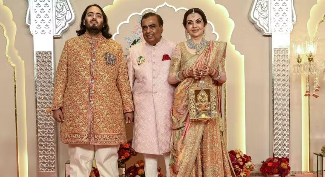 Mukesh Ambani, homem mais rico da Ásia com a mulher, Nita, e o filho caçula, Anant, posam na chegada ao casamento de Anant com Radhika Merchant