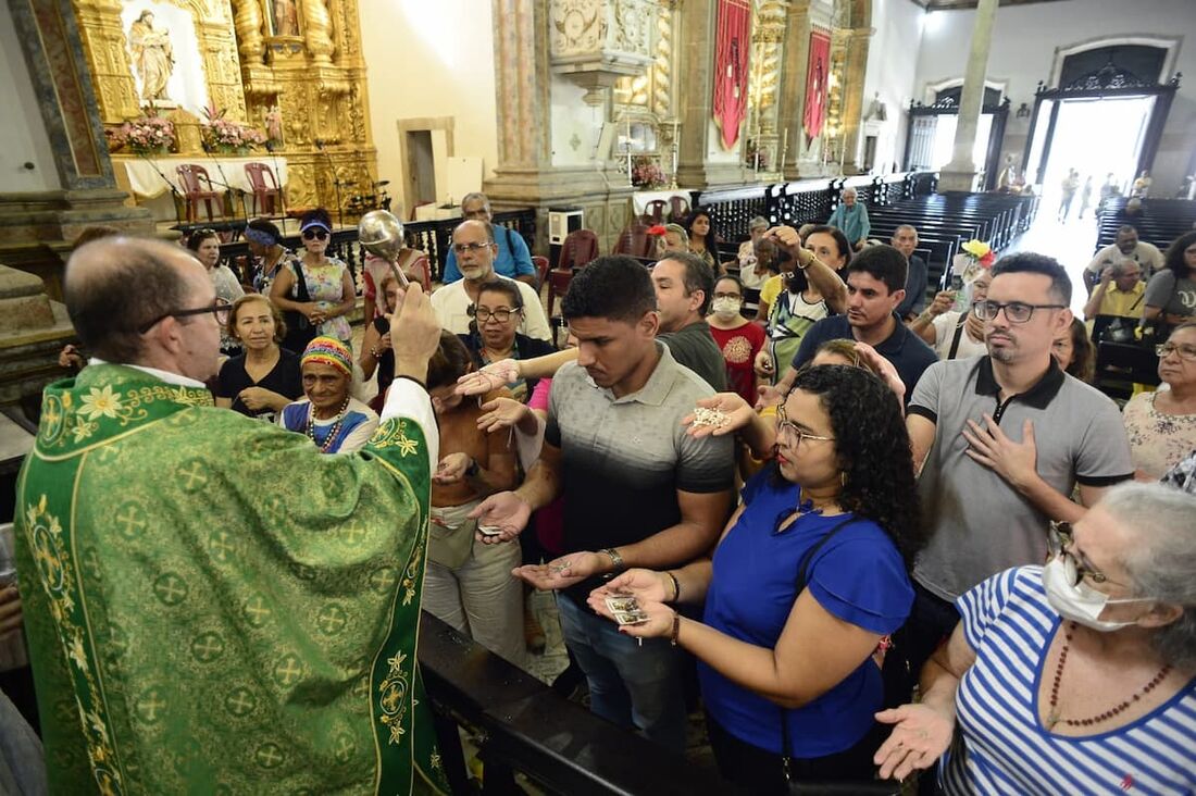 Celebração de missa na Basílica de Nossa Senhora do Carmo, no Centro do Recife