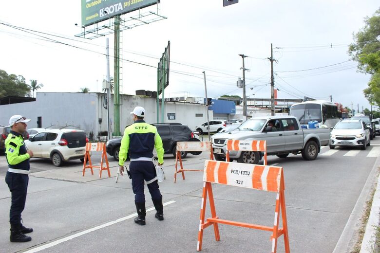 Obra de drenagem interdita trecho da Avenida Recife