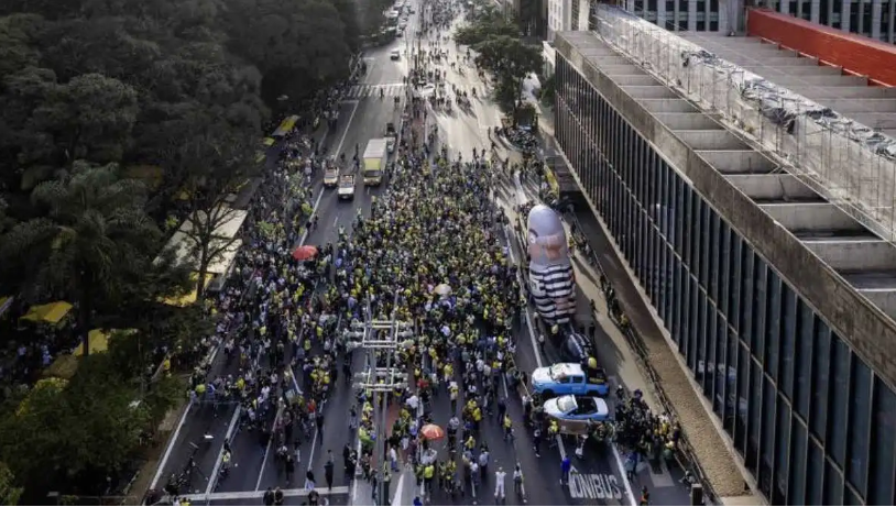 Protesto não contou com o apoio direto de Bolsonaro, que está em Santos, nem dos filhos dele