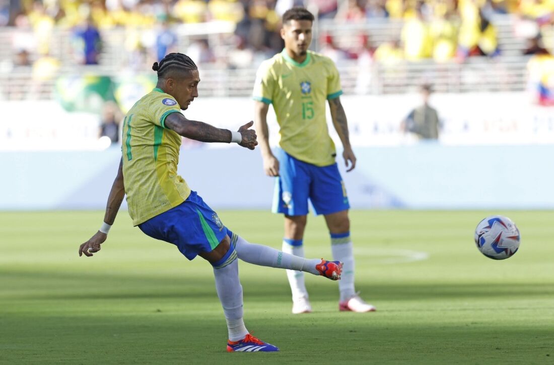 Raphinha marcou gol de falta contra a Colômbia