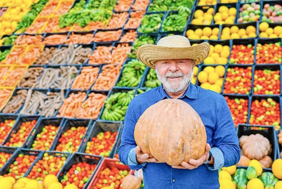 Lula com alimentos de agricultura familiar em Pernambuco 