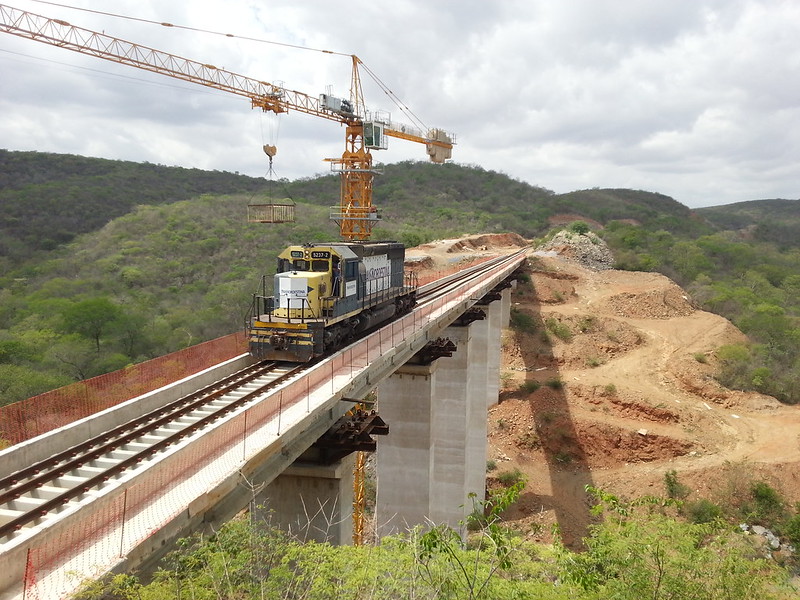 As obras da Ferrovia Transnordestina foram iniciadas em 2006 e até hoje não foi fechada a engenharia financeira para concluir o projeto. 