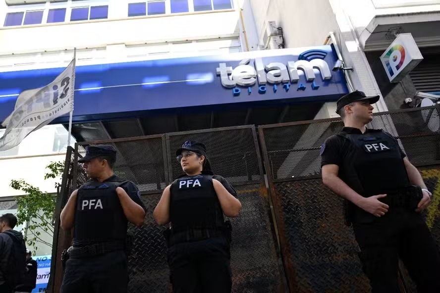 Membros da Polícia Federal Argentina vigiam a sede da agência de notícias estatal Télam em Buenos Aires 