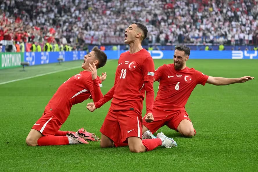 O zagueiro número 18 da Turquia, Mert Muldur, comemora com seus companheiros depois de marcar o primeiro gol de sua equipe durante a partida de futebol do Grupo F da UEFA Euro 2024 entre Turquia e Geórgia, no BVB Stadion, em Dortmund 