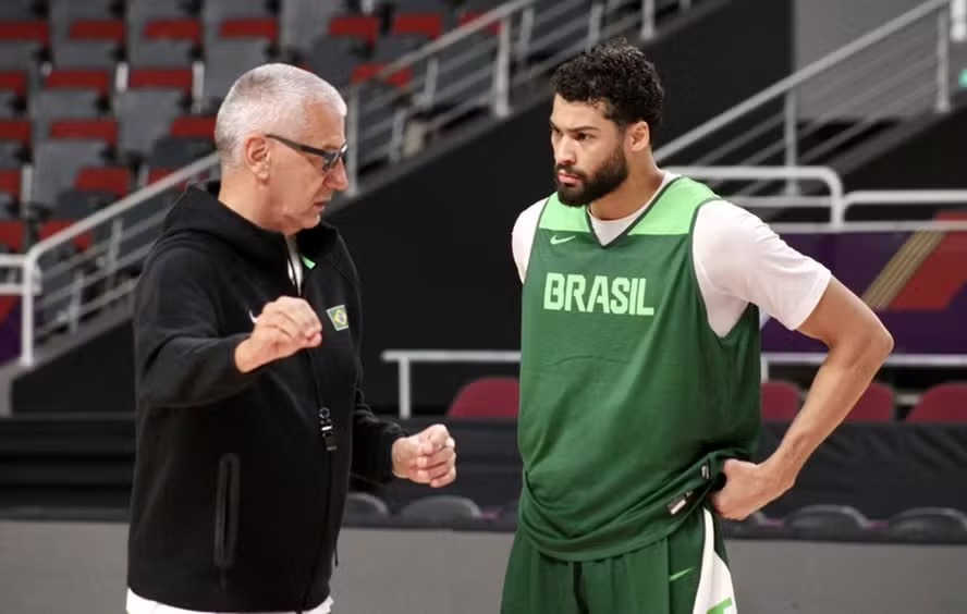 O técnico Petrovic e o ala-pivô Mãozinha 