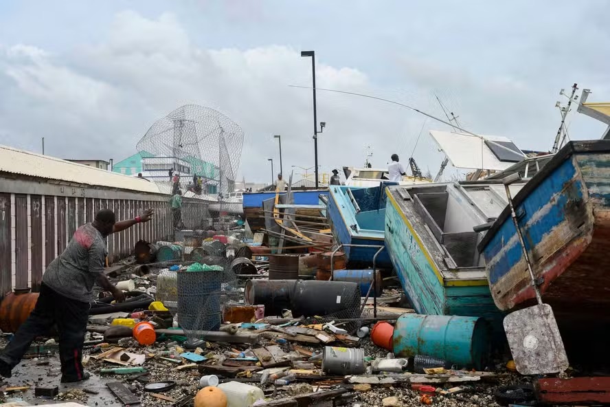 Barcos de pesca se amontoam após passagem do furacão Beryl por Barbados 