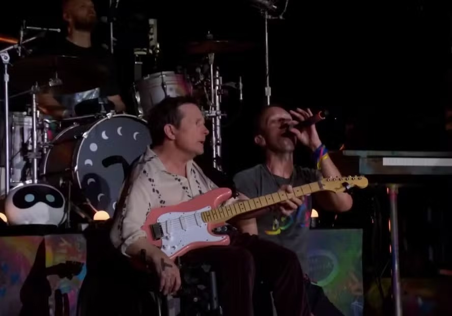 Chris Martin e Michael J. Fox tocam juntos em Glastonbury 