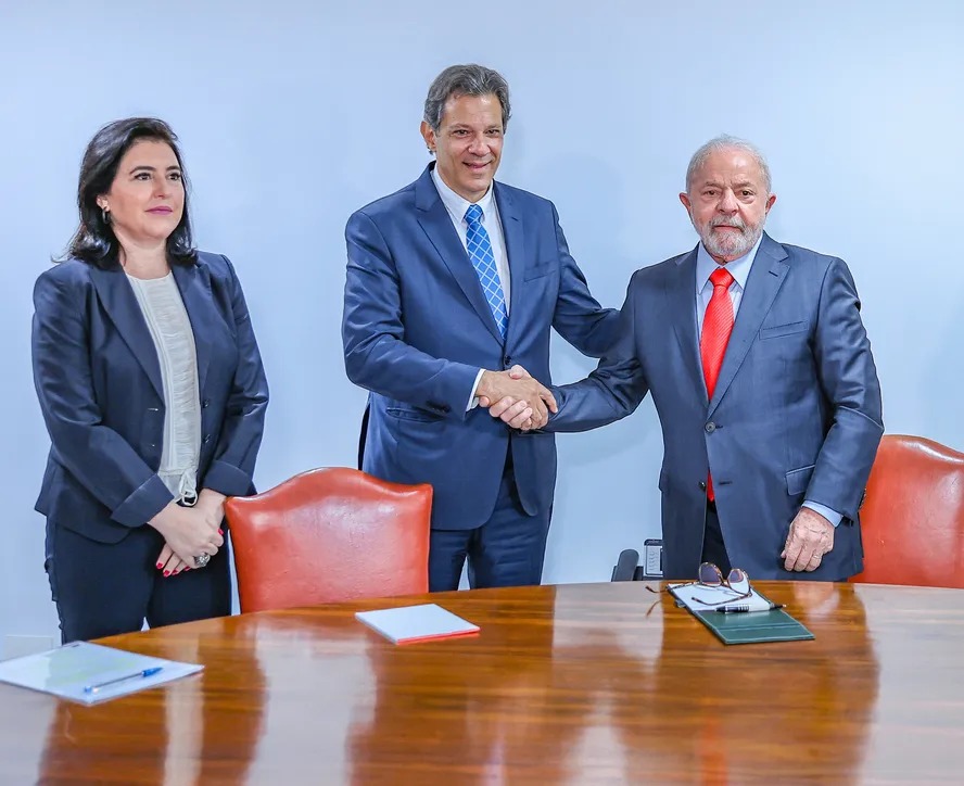 Tebet, Haddad e Lula durante reunião nos primeiros dias do governo