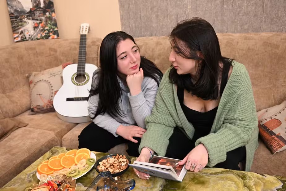 Jovens de 19 anos se descobrem gêmeas em meio a busca pela verdade sobre 120 mil bebês roubados