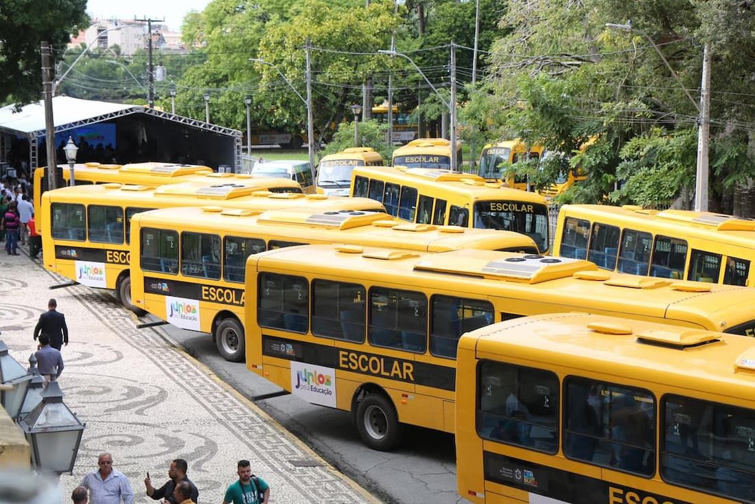 Governo de Pernambuco reforça transporte escolar dos municípios com a entrega de 265 novos veículos