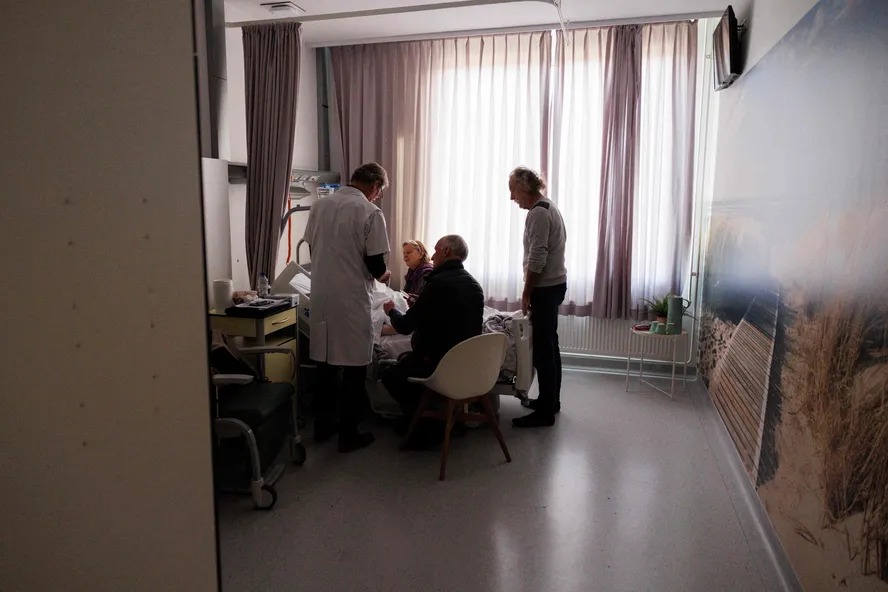 Segundo uma pesquisa apresentada em maio pela consultoria Cifra, 62% dos uruguaios são favoráveis à legalização da eutanásia e apenas 24% se opõem ao projeto