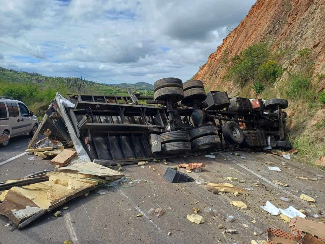 Caminhão tomba na BR-232 e complica trânsito na rodovia nesta quinta (4)