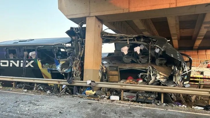 Acidente com ônibus em rodovia no interior de São Paulo deixa 10 mortos