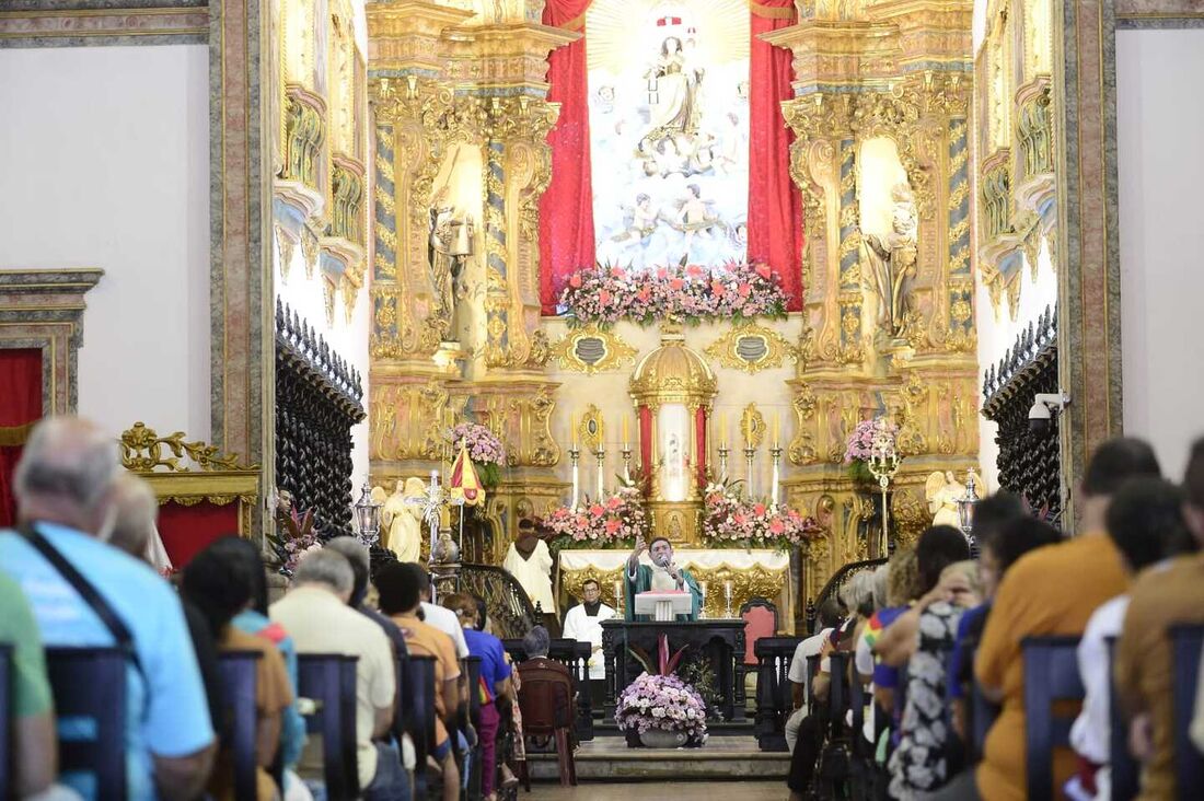 Público lotou Basílica do Carmo na tarde deste domingo (7) para Santa Missa Votiva