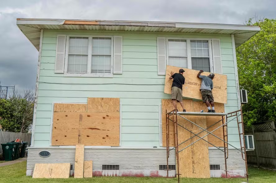 Moradores bloqueiam portas e janelas das casas, à espera da chegada do furacão Beryl no Texas 