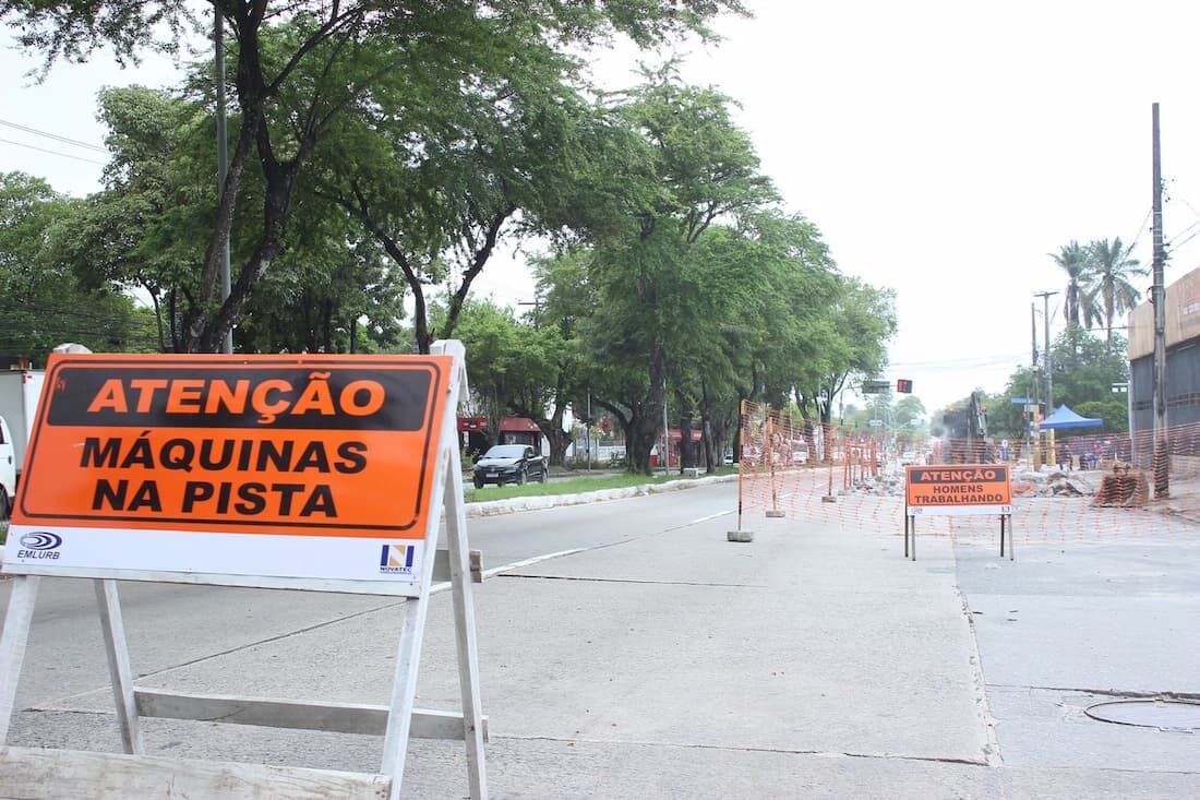 Obra de drenagem interdita trecho da Avenida Recife