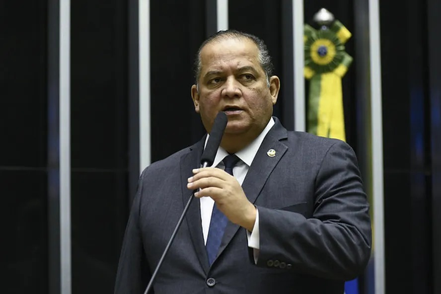 O senador Eduardo Gomes (PL-TO), relator da proposta que regula a IA 